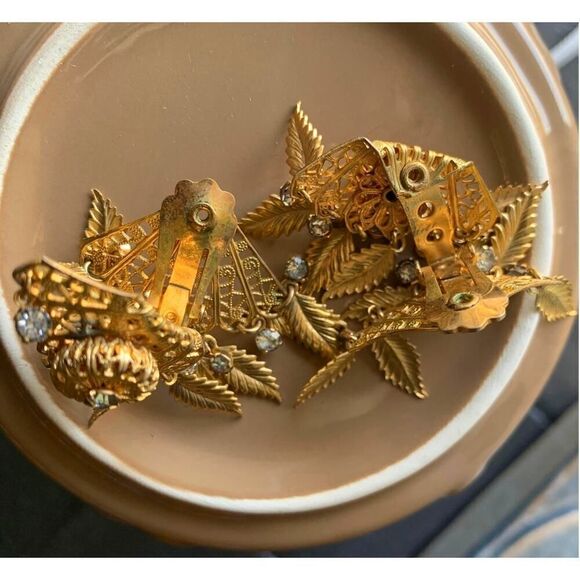 Work of Art Filigree Angel Wing earrings, in Gold, Vintage, Unmarked - Picture 3 of 5